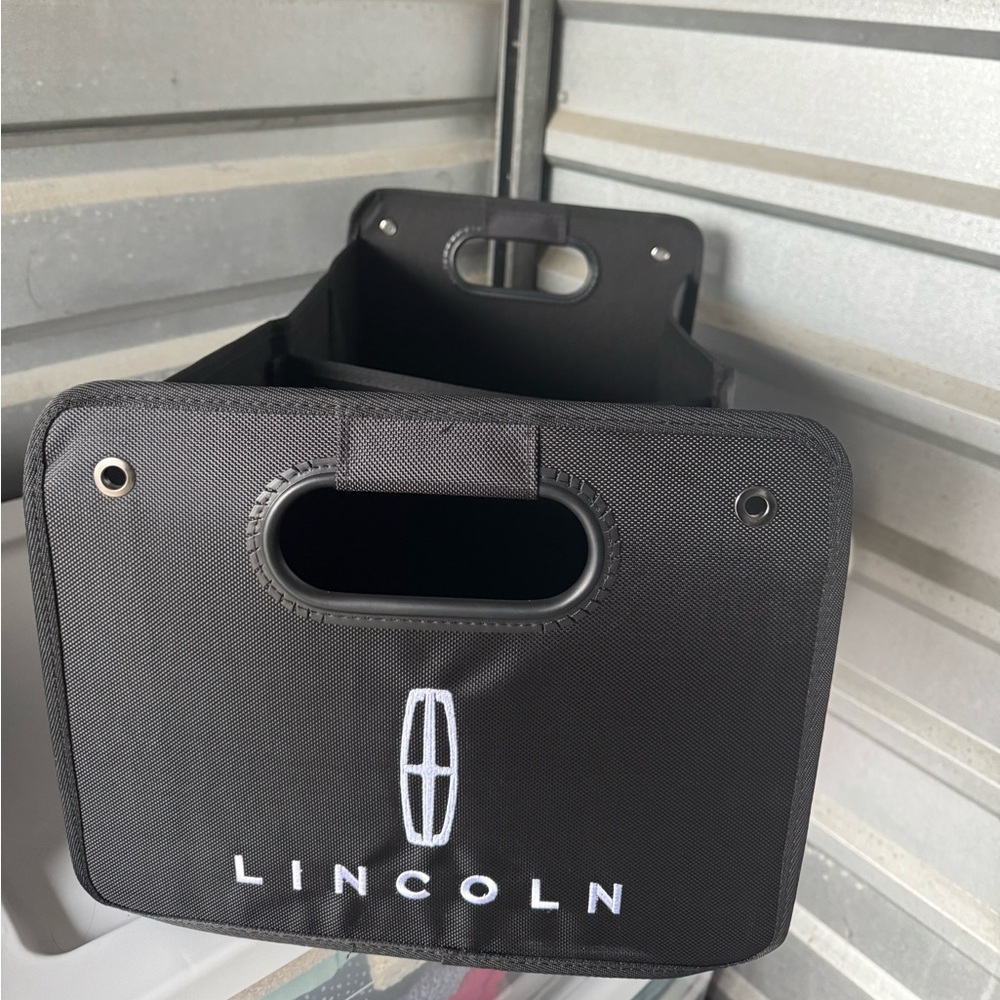 Lincoln trunk holder/organizer, foldable.